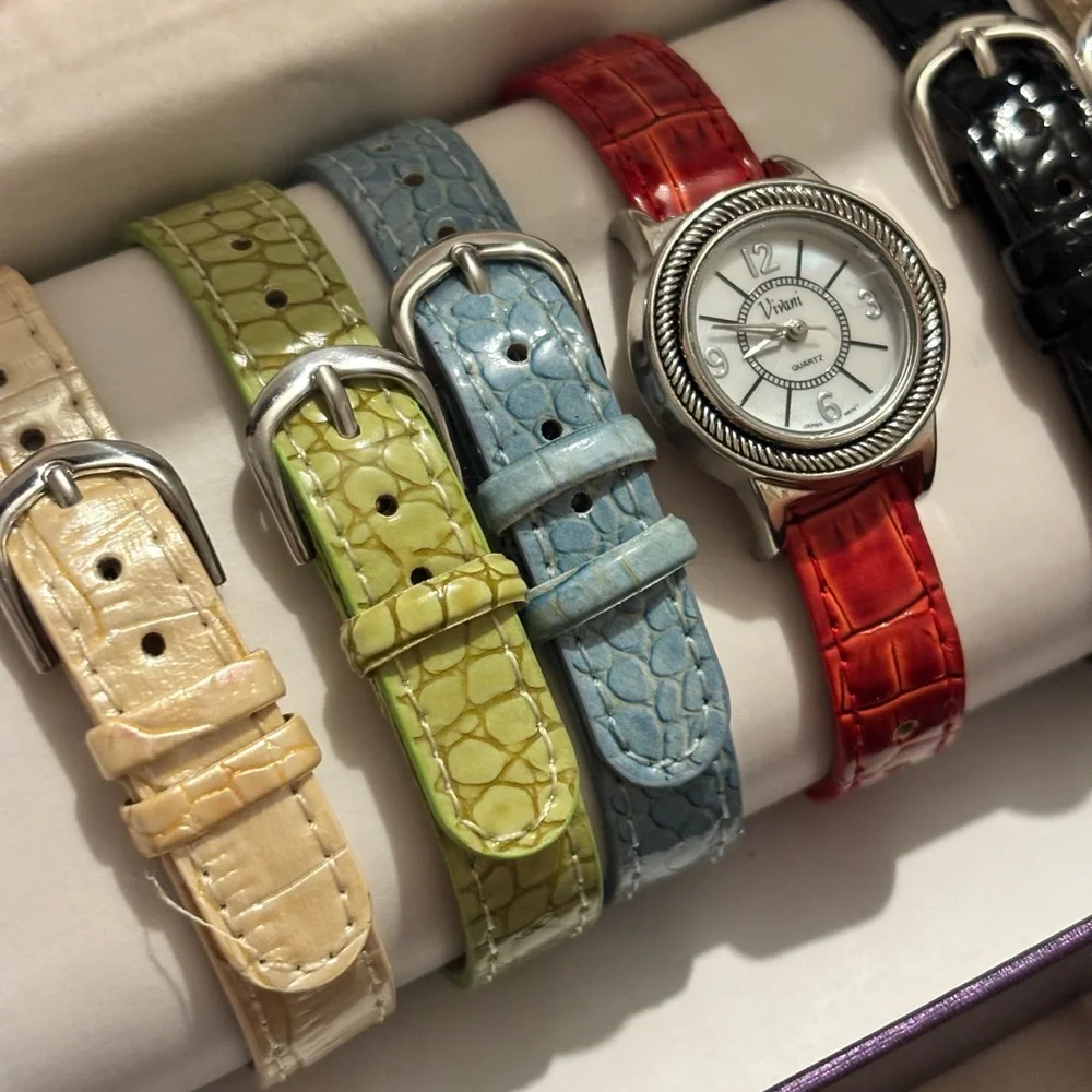 Interchangeable Croc-Textured Watch with 7 different straps